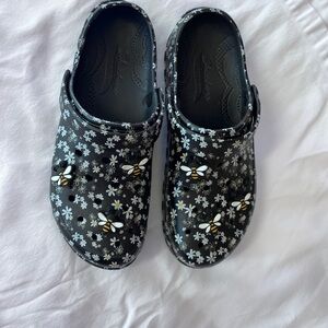 WOMEN’S Black Floral Clogs